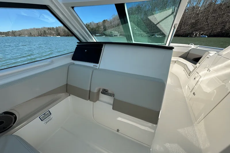 Slide: The Image of Boston Whaler 280 Vantage 2025 - 23
