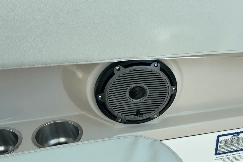 Slide: The Image of Boston Whaler 280 Vantage 2025 - 24