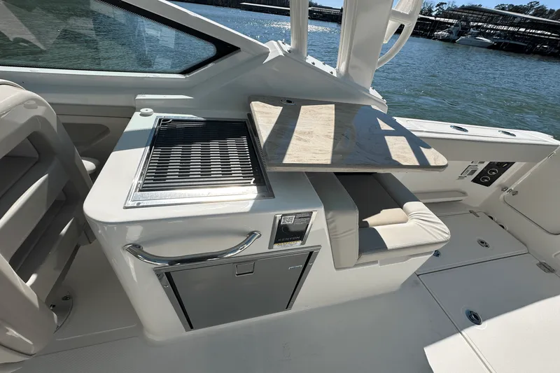 Slide: The Image of Boston Whaler 280 Vantage 2025 - 25