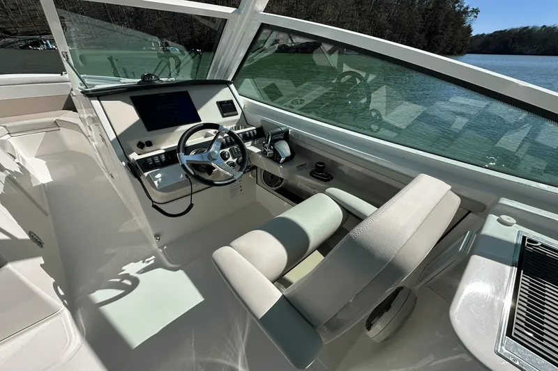 Slide: The Image of Boston Whaler 280 Vantage 2025 - 26