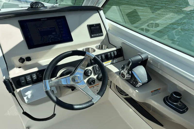 Slide: The Image of Boston Whaler 280 Vantage 2025 - 27