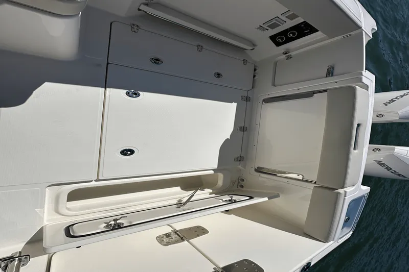 Slide: The Image of Boston Whaler 280 Vantage 2025 - 28