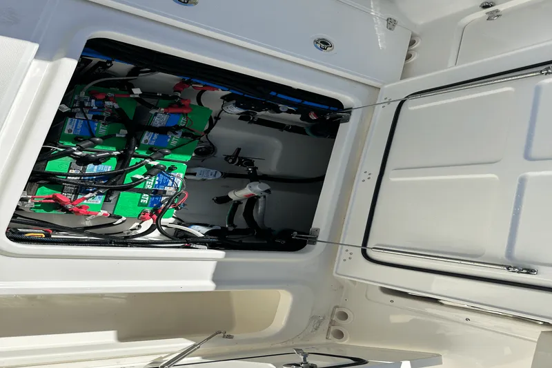 Slide: The Image of Boston Whaler 280 Vantage 2025 - 29