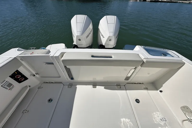 Slide: The Image of Boston Whaler 280 Vantage 2025 - 30