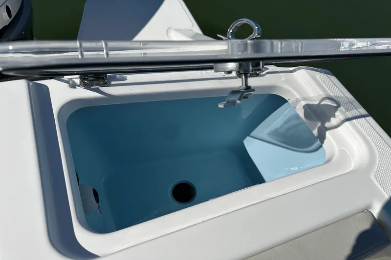 Slide: The Image of Boston Whaler 280 Vantage 2025 - 31