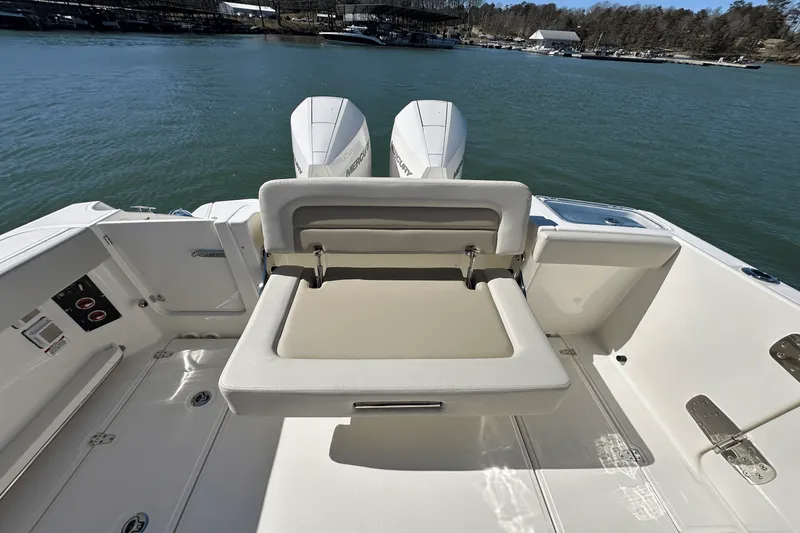 Slide: The Image of Boston Whaler 280 Vantage 2025 - 32