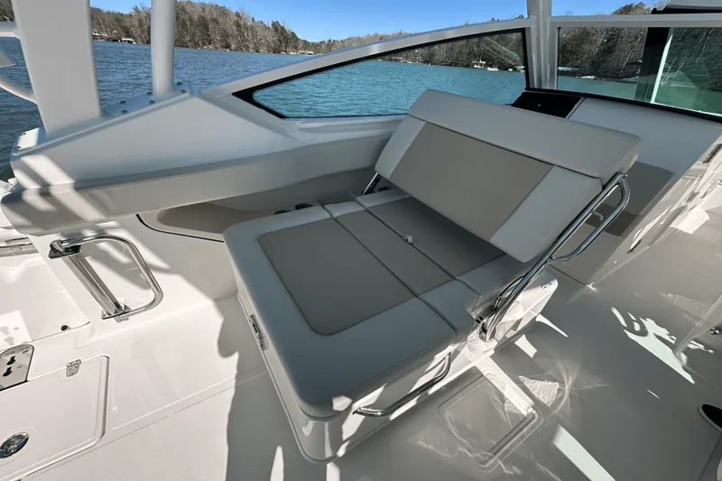 Slide: The Image of Boston Whaler 280 Vantage 2025 - 33
