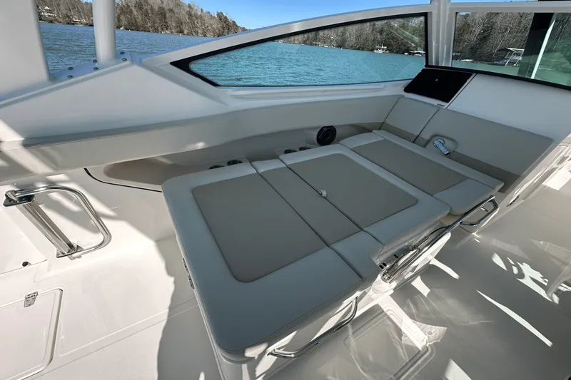 Slide: The Image of Boston Whaler 280 Vantage 2025 - 34