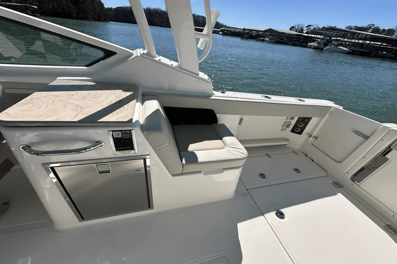 Slide: The Image of Boston Whaler 280 Vantage 2025 - 35