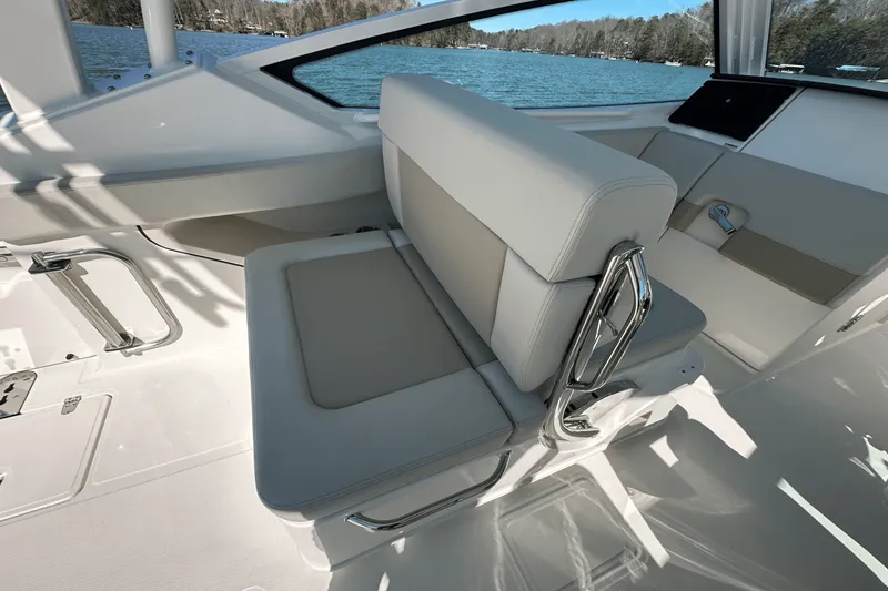 Slide: The Image of Boston Whaler 280 Vantage 2025 - 36