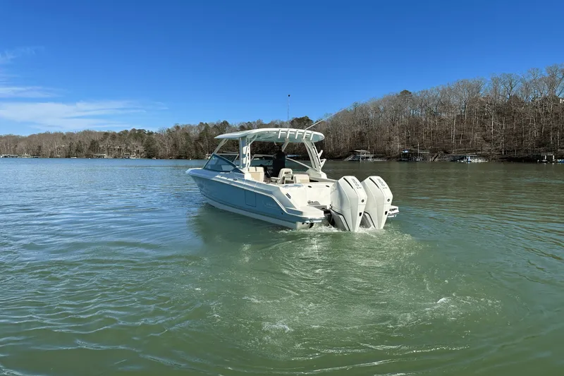 Slide: The Image of Boston Whaler 280 Vantage 2025 - 7