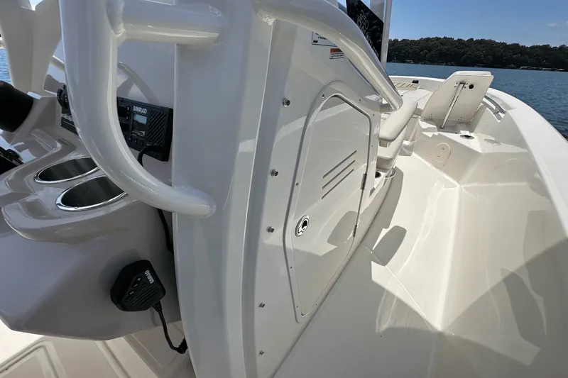 Slide: The Image of Boston Whaler 250 Dauntless 2025 - 26
