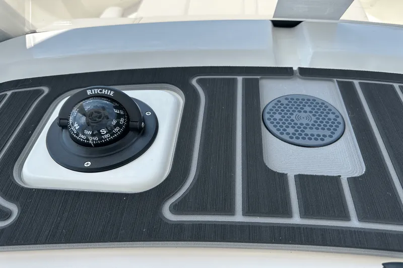 Slide: The Image of Boston Whaler 250 Dauntless 2025 - 32