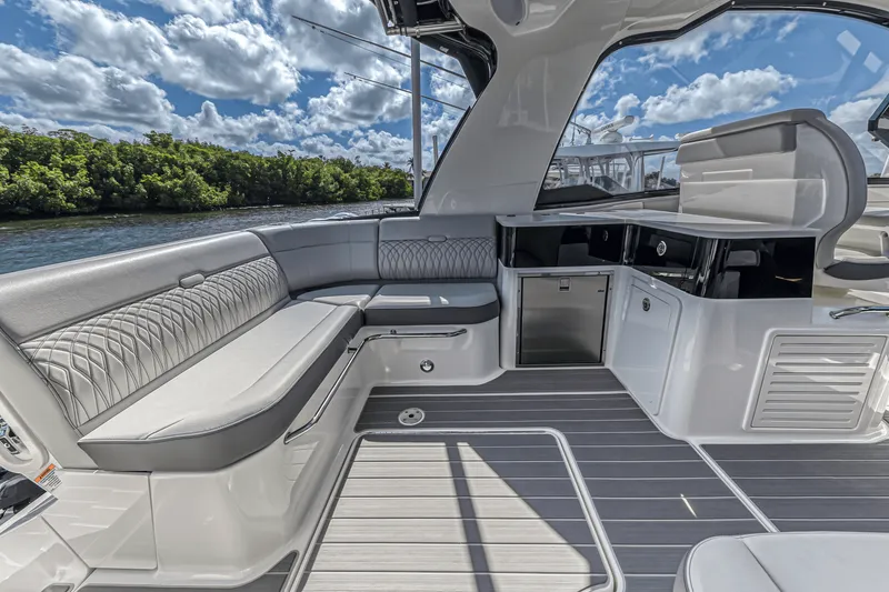 Slide: The Image of Sea Ray 370 SUNDANCER OUTBOARD 2022 - 10