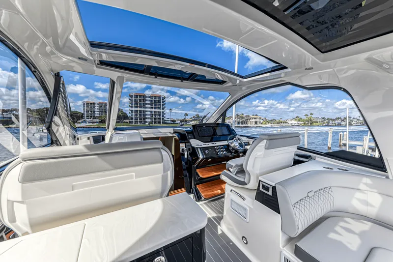 Slide: The Image of Sea Ray 370 SUNDANCER OUTBOARD 2022 - 12