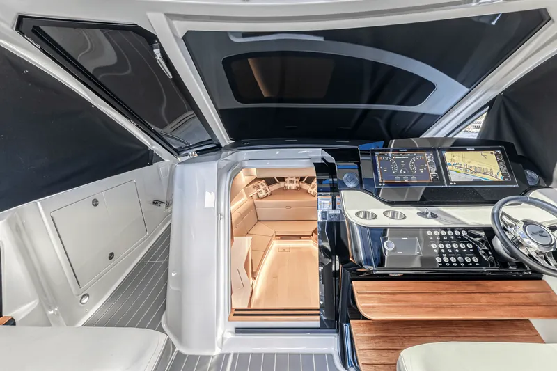 Slide: The Image of Sea Ray 370 SUNDANCER OUTBOARD 2022 - 19