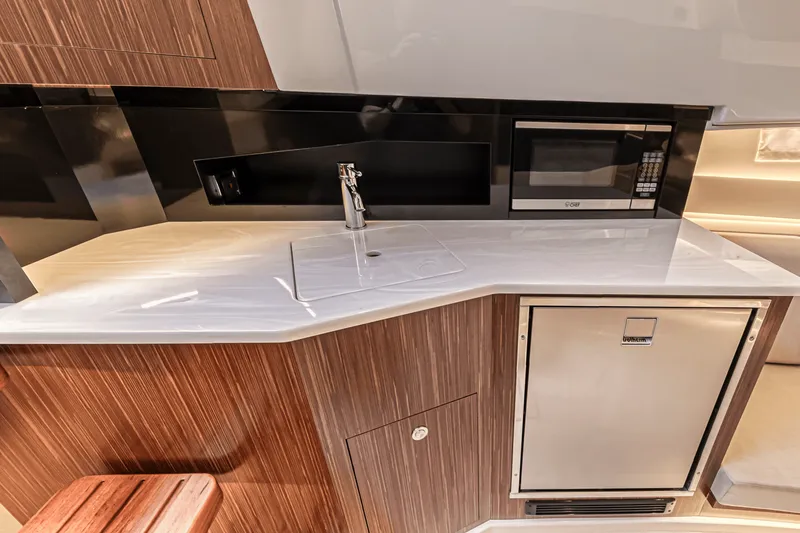 Slide: The Image of Sea Ray 370 SUNDANCER OUTBOARD 2022 - 31