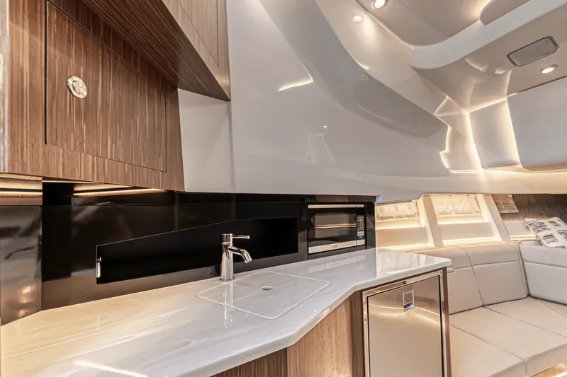 Slide: The Image of Sea Ray 370 SUNDANCER OUTBOARD 2022 - 32