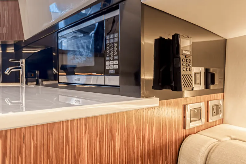 Slide: The Image of Sea Ray 370 SUNDANCER OUTBOARD 2022 - 34