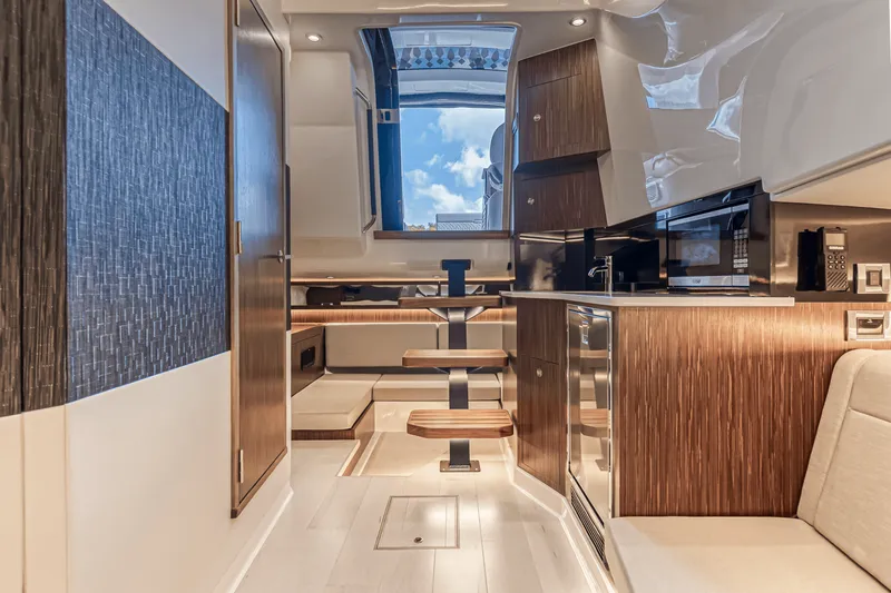 Slide: The Image of Sea Ray 370 SUNDANCER OUTBOARD 2022 - 35