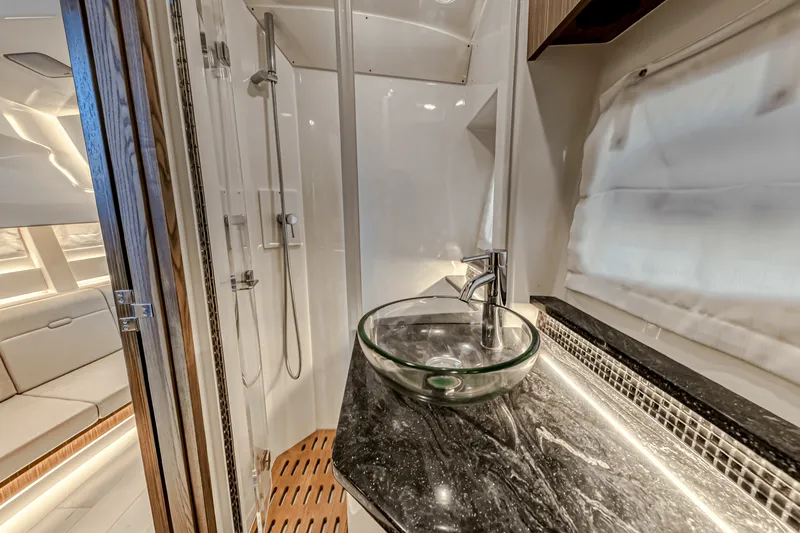 Slide: The Image of Sea Ray 370 SUNDANCER OUTBOARD 2022 - 36