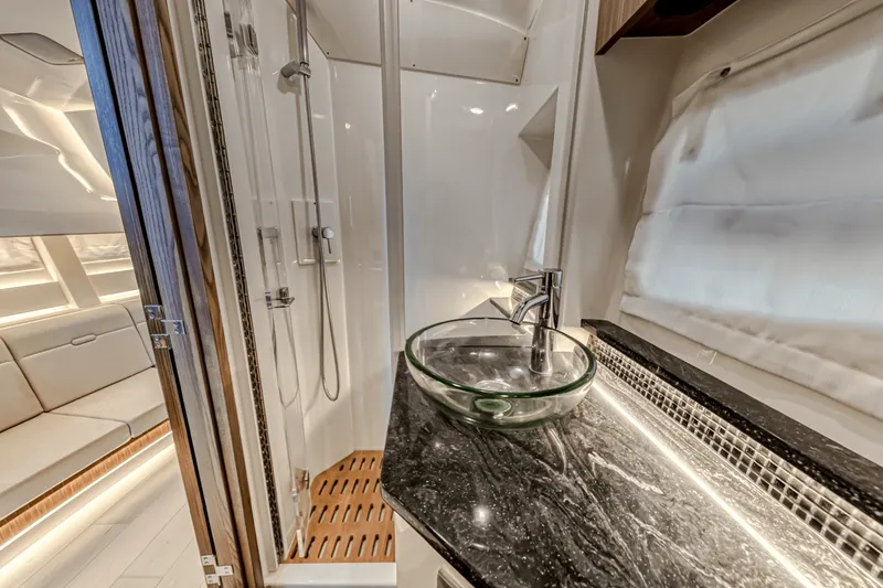 Slide: The Image of Sea Ray 370 SUNDANCER OUTBOARD 2022 - 38