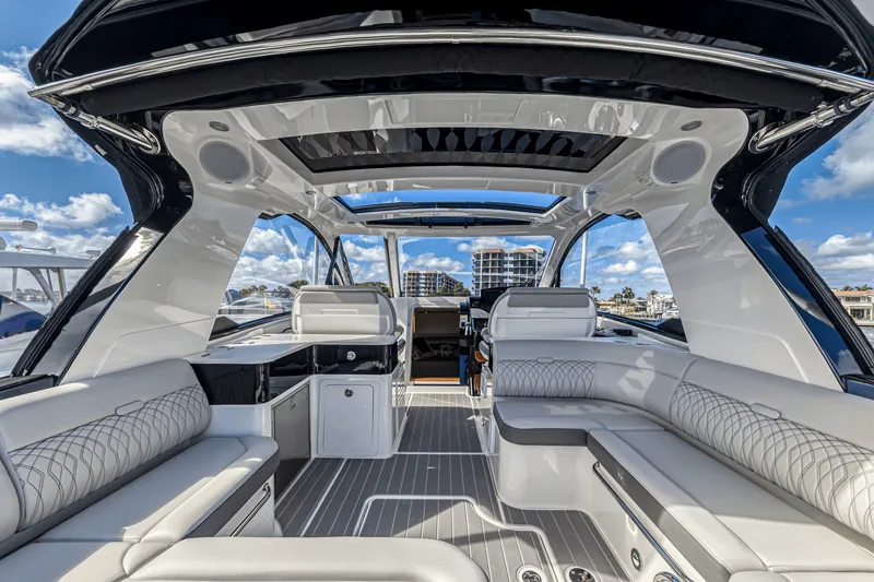 Slide: The Image of Sea Ray 370 SUNDANCER OUTBOARD 2022 - 4