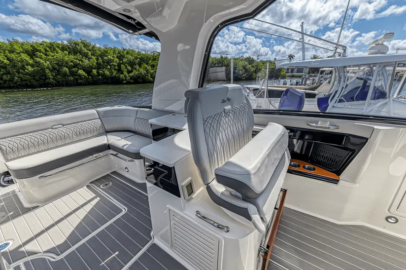 Slide: The Image of Sea Ray 370 SUNDANCER OUTBOARD 2022 - 51