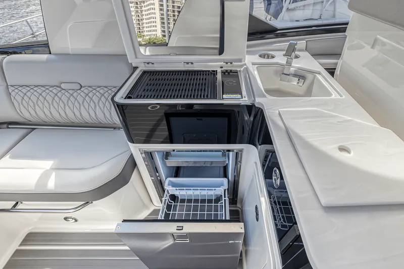 Slide: The Image of Sea Ray 370 SUNDANCER OUTBOARD 2022 - 55