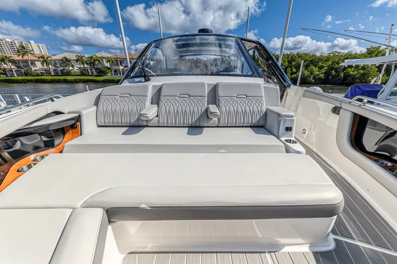 Slide: The Image of Sea Ray 370 SUNDANCER OUTBOARD 2022 - 61