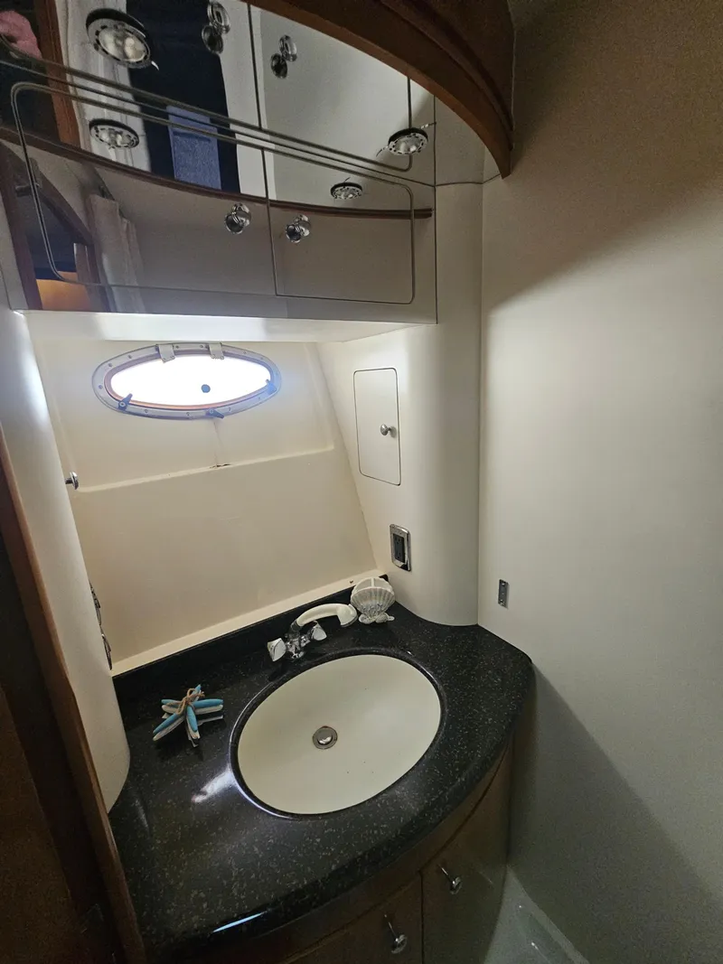 Slide: The Image of Carver Yachts 564 2001 - 27