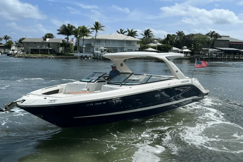 Slide: The Image of Sea Ray SLX 310 2022 - 15