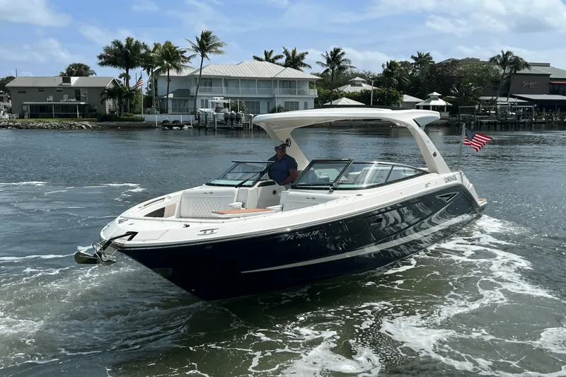 Slide: The Image of Sea Ray SLX 310 2022 - 17