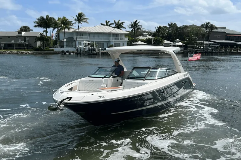 Slide: The Image of Sea Ray SLX 310 2022 - 19