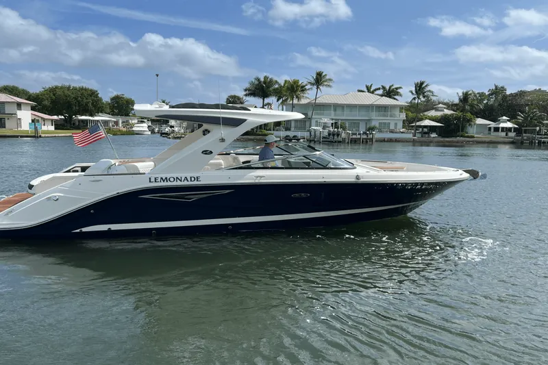 Slide: The Image of Sea Ray SLX 310 2022 - 2