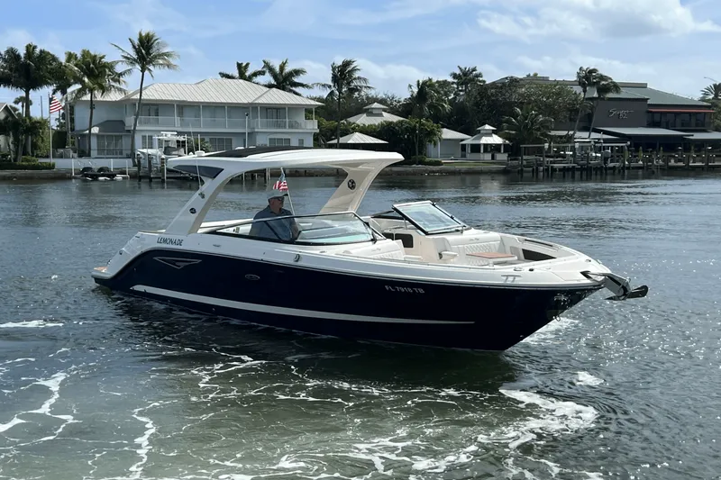 Slide: The Image of Sea Ray SLX 310 2022 - 26