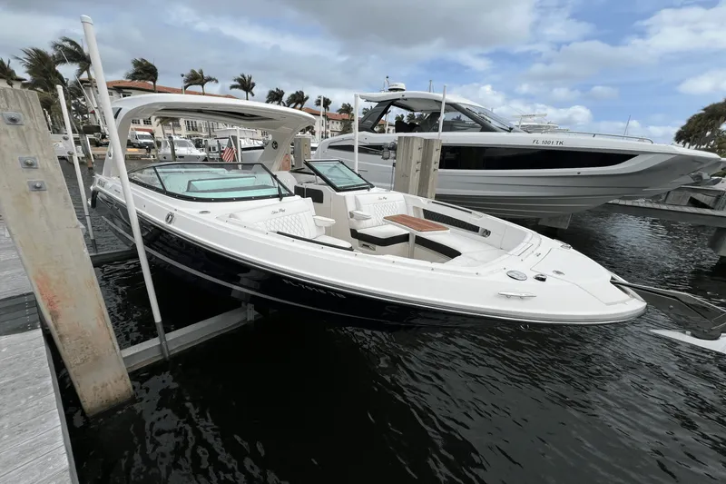 Slide: The Image of Sea Ray SLX 310 2022 - 30