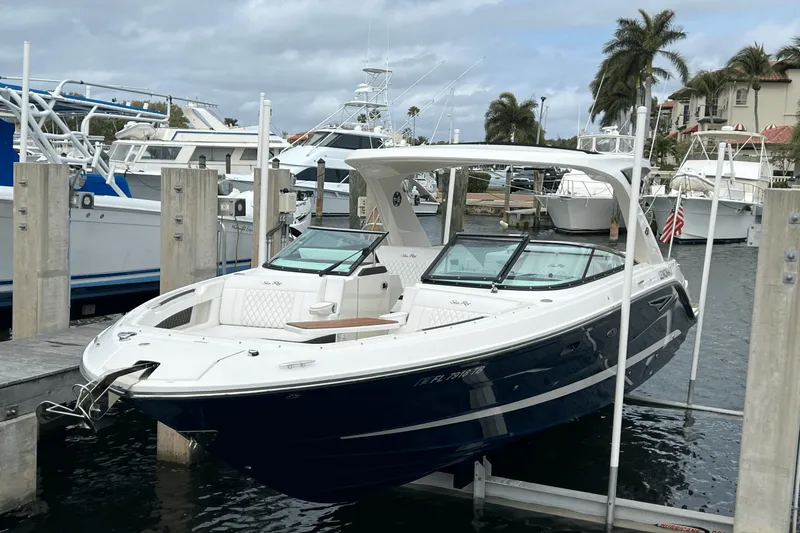 Slide: The Image of Sea Ray SLX 310 2022 - 32