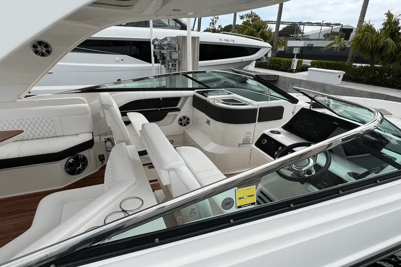 Slide: The Image of Sea Ray SLX 310 2022 - 36