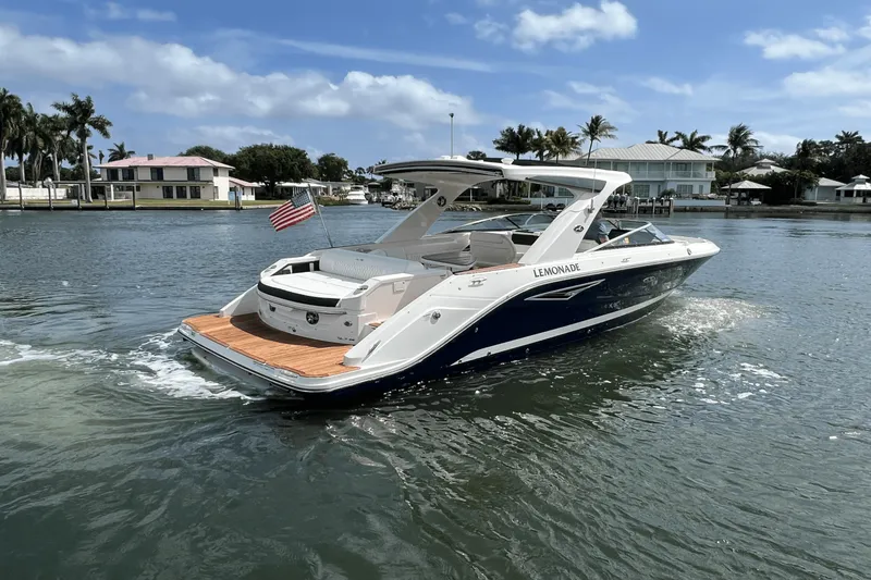 Slide: The Image of Sea Ray SLX 310 2022 - 4