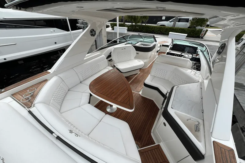 Slide: The Image of Sea Ray SLX 310 2022 - 44