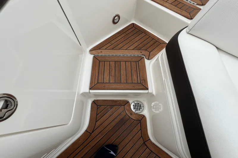 Slide: The Image of Sea Ray SLX 310 2022 - 48