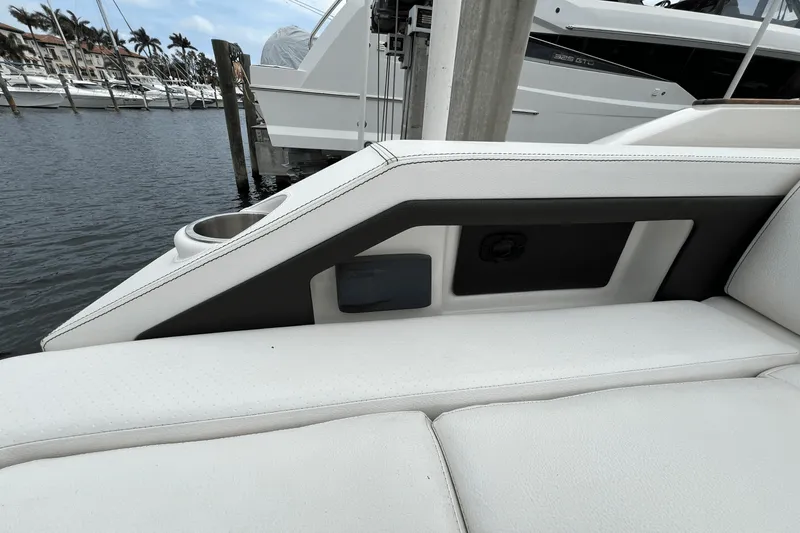 Slide: The Image of Sea Ray SLX 310 2022 - 55