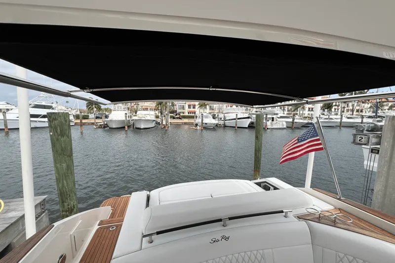 Slide: The Image of Sea Ray SLX 310 2022 - 64