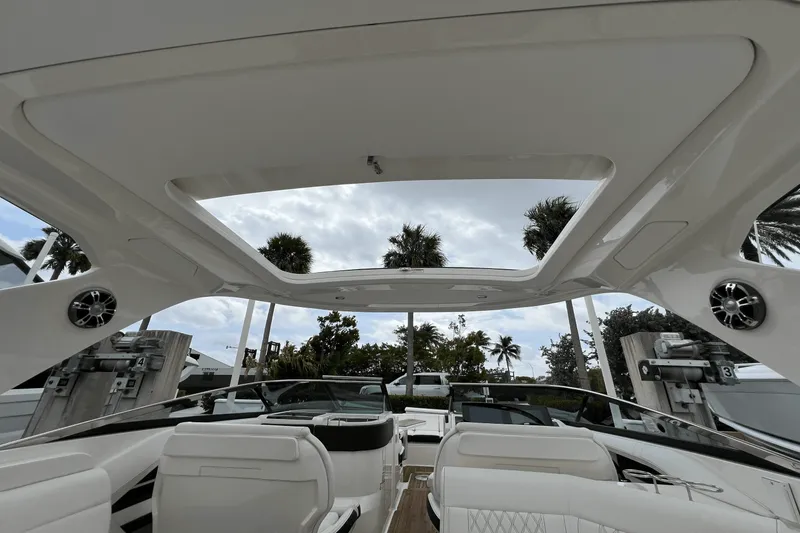 Slide: The Image of Sea Ray SLX 310 2022 - 66