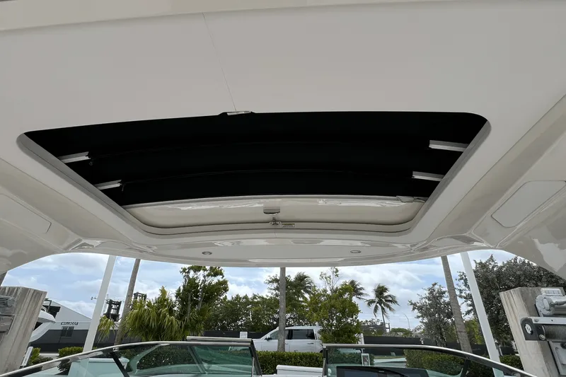 Slide: The Image of Sea Ray SLX 310 2022 - 68