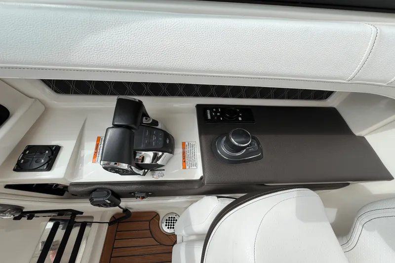 Slide: The Image of Sea Ray SLX 310 2022 - 82