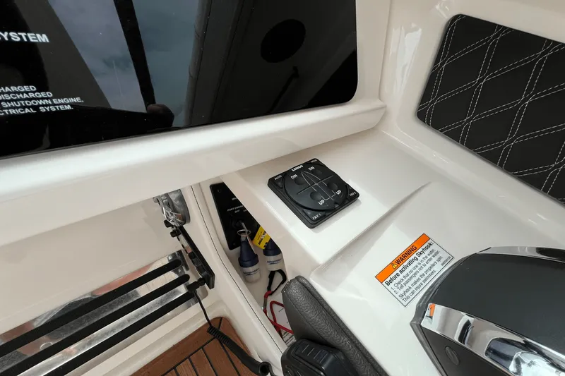 Slide: The Image of Sea Ray SLX 310 2022 - 84