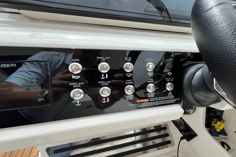 Slide: The Image of Sea Ray SLX 310 2022 - 85