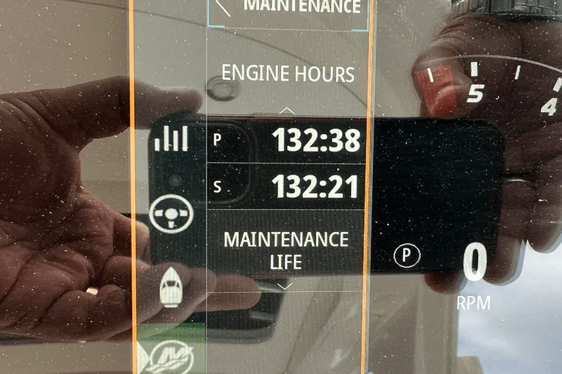 Slide: The Image of Sea Ray SLX 310 2022 - 88